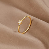 Leonie | Une simple bague en or avec une surface lisse