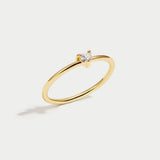 Leonie | Une simple bague en or avec une surface lisse
